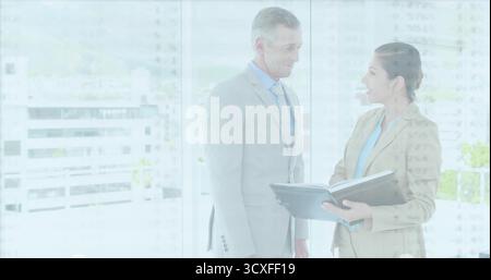 Ich überprüfe schwarzen Ordner, Senior-Mann im Anzug und Erwachsene Frau im Blazer, die Dokumente im Büro diskutieren Stockfoto