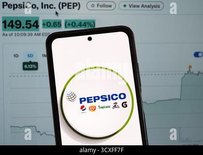 In dieser Abbildung wird das Logo von PepsiCo Inc. Auf einem Smartphone-Bildschirm angezeigt. Stockfoto