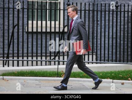 London, Großbritannien. Oktober 2025. Die Minister werden nach den Treffen heute Nachmittag gesehen, die die Downing Street 10 und 11 verlassen haben. Dies folgt auf die Aktualisierung von Premierminister Starmer im Parlament früher und auf die Kabinettssitzung heute Vormittag in London, Vereinigtes Königreich. Quelle: Imageplotter/Alamy Live News Stockfoto