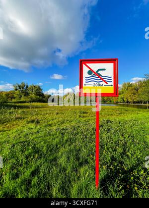 Schild Schwimmen verboten und Symbol kein Schwimmen in der Nähe des Seeufers Stockfoto