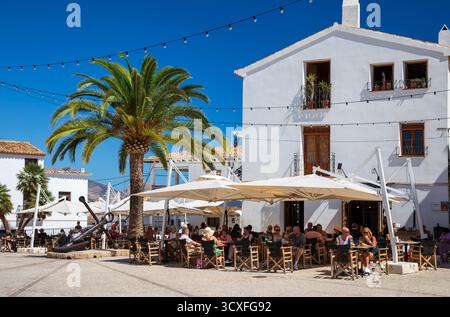 Altea, Spanien - 11. September 2025; Menschen genießen Sonnenschein in der Altstadt von Altea an der Mittelmeerküste der Costa Blanca. Stockfoto