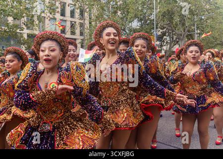 Parade am Nationalfeiertag Spaniens mehrere Menschen in regionalen Kostümen, marschierten und tanzten durch die Straßen Barcelonas. Barcelona Spanien Copyright: XMikolajxJaneczekx Stockfoto
