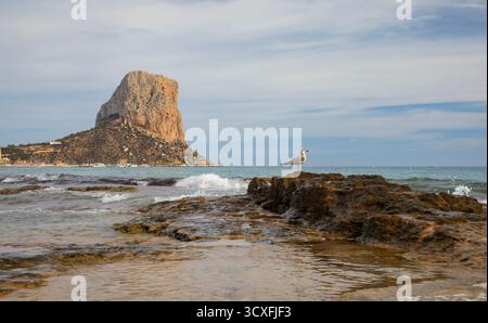 Calpe Beach mit seinem berühmten Felsen Stockfoto
