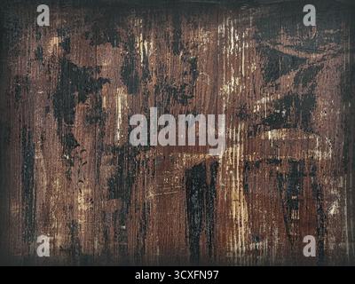 Verdeckte Holzoberfläche mit abblätternder Farbe und abgenutzter Textur in Braun- und Schwarztönen Stockfoto