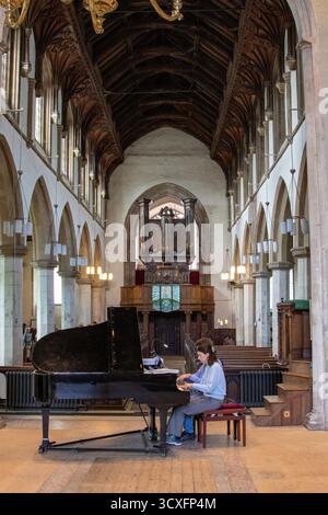 Emma Abbate und Julian Perkins treten in der St Michael's Church Framlingham ein Nachmittagskonzert mit Klavierduetten auf einem Flügel auf Stockfoto
