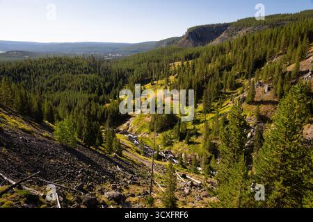 Der Little Firehole River fließt unterhalb des Yellowstone Caldera Rands. Yellowstone-Nationalpark, Wyoming Stockfoto