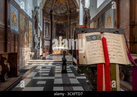 Rednerpult mit Gesangbuch im Chor der evangelistischen Kirche Johannes des 12. Jahrhunderts in der Abtei Prämonstratensian Park in Heverlee, Flämisch-Brabant, Belgien Stockfoto