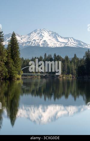 Mount Shasta Reflexion mit einer Bogenbrücke im Vordergrund Stockfoto