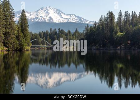 Mount Shasta Reflexion mit einer Bogenbrücke im Vordergrund Stockfoto