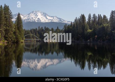 Mount Shasta Reflexion mit einer Bogenbrücke im Vordergrund Stockfoto