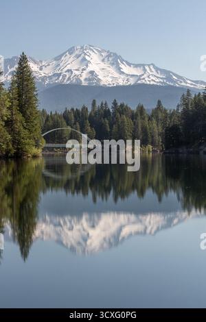 Mount Shasta Reflexion mit einer Bogenbrücke im Vordergrund Stockfoto