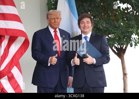Washington, Usa. Oktober 2025. US-Präsident Donald J Trump begrüßt den argentinischen Präsidenten Javier Gerardo Milei im Westflügel des Weißen Hauses in Washington, DC, USA, am Dienstag, den 14. Oktober. 2025.Credit: Alex Wroblewski/Pool über CNP Credit: Abaca Press/Alamy Live News Stockfoto