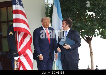 Washington, Usa. Oktober 2025. US-Präsident Donald J Trump begrüßt den argentinischen Präsidenten Javier Gerardo Milei im Westflügel des Weißen Hauses in Washington, DC, USA, am Dienstag, den 14. Oktober. 2025.Credit: Alex Wroblewski/Pool über CNP Credit: Abaca Press/Alamy Live News Stockfoto