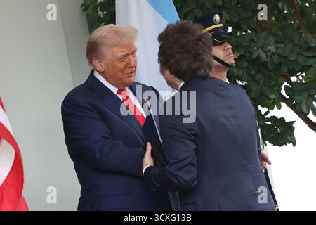 Washington, Usa. Oktober 2025. US-Präsident Donald J Trump begrüßt den argentinischen Präsidenten Javier Gerardo Milei im Westflügel des Weißen Hauses in Washington, DC, USA, am Dienstag, den 14. Oktober. 2025.Credit: Alex Wroblewski/Pool über CNP Credit: Abaca Press/Alamy Live News Stockfoto