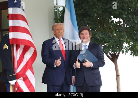 Washington, Usa. Oktober 2025. US-Präsident Donald J Trump begrüßt den argentinischen Präsidenten Javier Gerardo Milei im Westflügel des Weißen Hauses in Washington, DC, USA, am Dienstag, den 14. Oktober. 2025.Credit: Alex Wroblewski/Pool über CNP Credit: Abaca Press/Alamy Live News Stockfoto