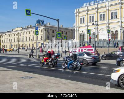 Moskau, Russland, 15. September 2025: Eine Gruppe von urbanen Motorradfahrern wartet an einer grünen Ampel mit der historischen Fassade des Moskauer Leningradskys Stockfoto
