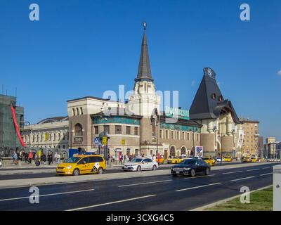 Moskau, Russland, 15. September 2025: Die historische Fassade des Bahnhofs Jaroslawski in Moskau, ein architektonisches Denkmal und Tor zu Transsiber Stockfoto