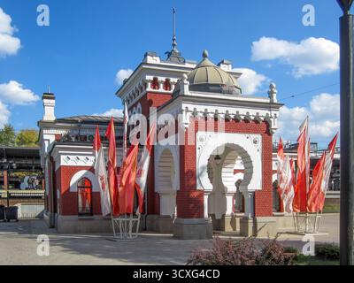 Moskau, Russland, 15. September 2025: Das restaurierte Gebäude aus rotem Backstein des ehemaligen Kalanchevskaja-Bahnhofs in Moskau, das heute als offizielles Gebäude dient Stockfoto