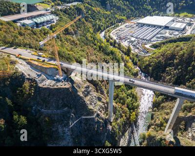 Brenner Basistunnel „BBT“ Baustelle in Varna, Südtirol, mit Kränen und Maschinen vor der atemberaubenden Kulisse der Alpen. Stockfoto