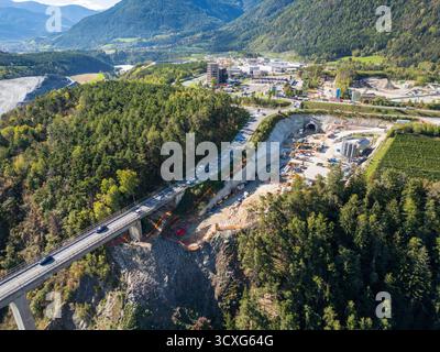 Ponte Riga in der Nähe von Varna und der A22, mit dem berühmten Brenner-Basistunnel im Hintergrund, das Ingenieurwesen und die alpine Landschaft verbindet. Stockfoto