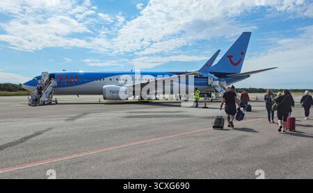 Passagiere, die in ein Flugzeug der Boeing 737 MAX 8, Flugzeug oder Flugzeug von Tui Airways einsteigen, Rufzeichen G - TUMU, am Flughafen Pula, Kroatien Stockfoto