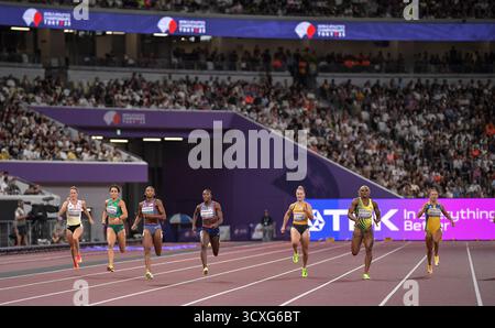 Melissa Jefferson-Wooden aus den USA und Dina Asher-Smith aus Großbritannien und NI traten im 200-m-Halbfinale der Frauen beim World Athletics Champi an Stockfoto