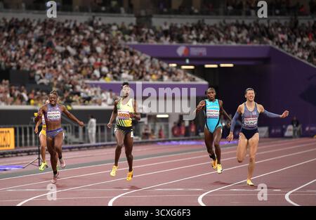 Shericka Jackson aus Jamaika und Amy Hunt aus Großbritannien und NI traten im 200-m-Halbfinale der Frauen bei der Leichtathletik-Weltmeisterschaft Tokio 202 an Stockfoto