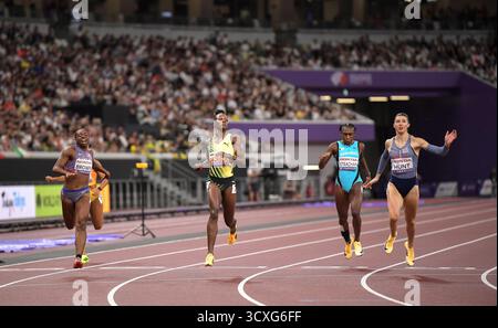 Shericka Jackson aus Jamaika und Amy Hunt aus Großbritannien und NI traten im 200-m-Halbfinale der Frauen bei der Leichtathletik-Weltmeisterschaft Tokio 202 an Stockfoto