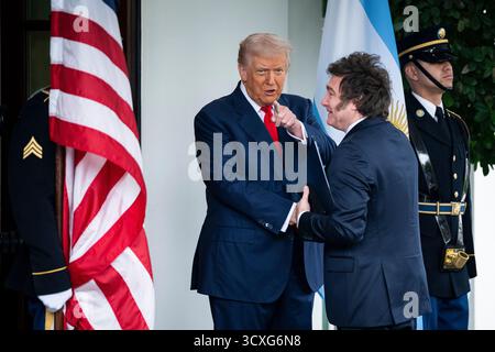 Washington, USA. Oktober 2025. Präsident Donald Trump begrüßt den argentinischen Präsidenten Javier Milei bei seiner Ankunft im Weißen Haus in Washington, DC, am Dienstag, den 14. Oktober. 2025. (Graeme Sloan/SIPA USA) Credit: SIPA USA/Alamy Live News Stockfoto