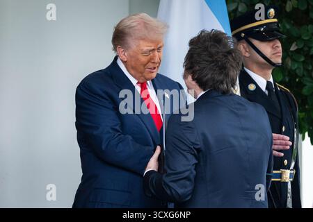 Washington, USA. Oktober 2025. Präsident Donald Trump begrüßt den argentinischen Präsidenten Javier Milei bei seiner Ankunft im Weißen Haus in Washington, DC, am Dienstag, den 14. Oktober. 2025. (Graeme Sloan/SIPA USA) Credit: SIPA USA/Alamy Live News Stockfoto