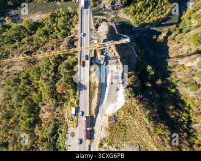 Ponte Riga in der Nähe von Varna und der A22, mit dem berühmten Brenner-Basistunnel im Hintergrund, das Ingenieurwesen und die alpine Landschaft verbindet. Stockfoto