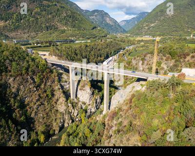 Ponte Riga in der Nähe von Varna und der A22, mit dem berühmten Brenner-Basistunnel im Hintergrund, das Ingenieurwesen und die alpine Landschaft verbindet. Stockfoto