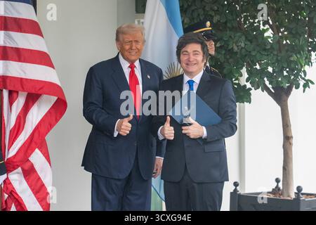Washington, USA. Oktober 2025. US-Präsident Donald Trump (L) begrüßt den argentinischen Präsidenten Javier Milei im Weißen Haus in Washington, D.C., USA, 14. Oktober 2025. Quelle: Hu Yousong/Xinhua/Alamy Live News Stockfoto