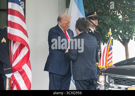 Washington, USA. Oktober 2025. US-Präsident Donald Trump (L) begrüßt den argentinischen Präsidenten Javier Milei (2. R) im Weißen Haus in Washington, D.C., USA, 14. Oktober 2025. Quelle: Hu Yousong/Xinhua/Alamy Live News Stockfoto