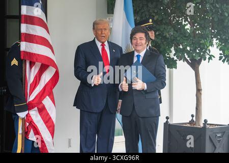 Washington, USA. Oktober 2025. US-Präsident Donald Trump (L) begrüßt den argentinischen Präsidenten Javier Milei im Weißen Haus in Washington, D.C., USA, 14. Oktober 2025. Quelle: Hu Yousong/Xinhua/Alamy Live News Stockfoto