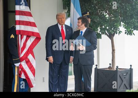 Washington, USA. Oktober 2025. US-Präsident Donald Trump (L) begrüßt den argentinischen Präsidenten Javier Milei im Weißen Haus in Washington, D.C., USA, 14. Oktober 2025. Quelle: Hu Yousong/Xinhua/Alamy Live News Stockfoto