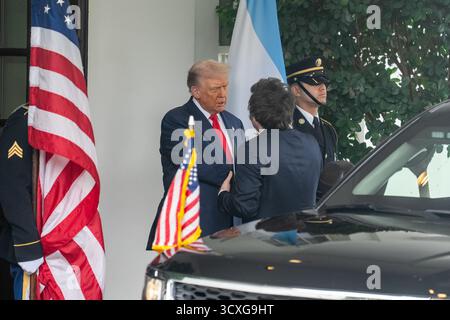 Washington, USA. Oktober 2025. US-Präsident Donald Trump (L) begrüßt den argentinischen Präsidenten Javier Milei (2. R) im Weißen Haus in Washington, D.C., USA, 14. Oktober 2025. Quelle: Hu Yousong/Xinhua/Alamy Live News Stockfoto