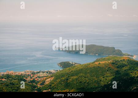 Malerischer Blick auf Budva, Montenegro, mit der Insel Sveti Nikola und der Adria im Hintergrund Stockfoto