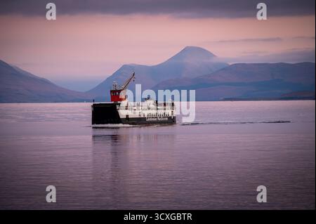 Loch Linnhe Fähre kommt im herbstlichen Abendlicht nach Kilchoan. Stockfoto