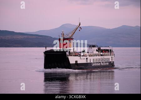 Loch Linnhe Fähre kommt im herbstlichen Abendlicht nach Kilchoan. Stockfoto