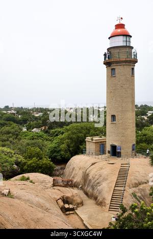 Mahabalipuram Lighthouse, Tamil Nadu, Indien, auf Granitfelsen mit Blick auf die Bucht von Bengalen in der Nähe der antiken Pallava-Denkmäler. Stockfoto