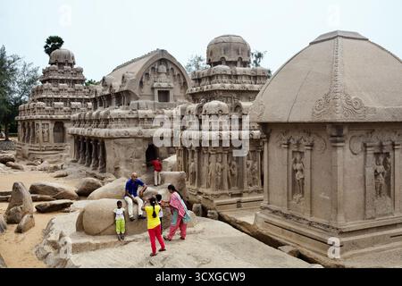 Besucher unter den Pancha Rathas (fünf Rathas) in Mahabalipuram, Tamil Nadu, monolithische Felsentempel aus der Pallavenzeit aus dem 7. Jahrhundert. Stockfoto