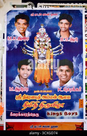 Festivalplakat in Thanjavur, Tamil Nadu, das das Feuerwanderfest Theemithi Thiruvizha im Sri Thiruvapathi Amman Tempel ankündigt. Stockfoto
