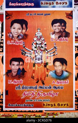 Festivalplakat in Thanjavur, Tamil Nadu, das das Feuerwanderfest Theemithi Thiruvizha im Sri Thiruvapathi Amman Tempel ankündigt. Stockfoto