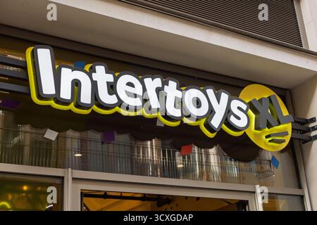 Nahaufnahme des Intertoys XL-Logos und der Ladenwerbung mit auffälligen weißen und gelben Schriftzügen und einem lustigen, verspielten Design. Stockfoto