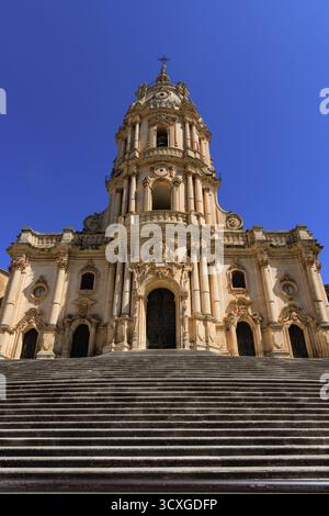 Dom von San Giorgio in Modica, schönes Beispiel sizilianischer Barockkunst. Sizilien, Süditalien. Modica, Provinz Ragusa, Blick auf die barocke Stadt. Sicil Stockfoto