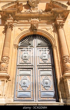 Eingang der römisch-katholischen Kirche San Pietro in Modica, Sizilien, Italien, Europa. Hochwertige Fotos Stockfoto