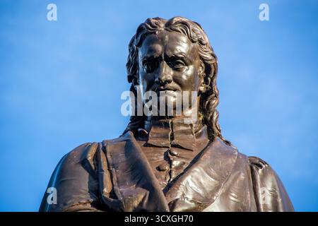 Bronzestatue von Sir Isaac Newton aus nächster Nähe auf St. Peter's Hill Stockfoto