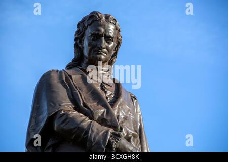 Bronzestatue von Sir Isaac Newton aus nächster Nähe auf St. Peter's Hill Stockfoto