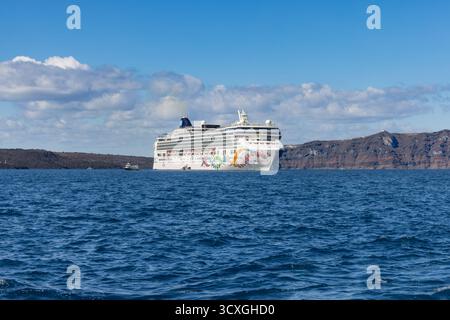 Norwegisches Kreuzfahrtschiff Norwegian Epic ankerte in der tiefblauen Caldera von Santorini, Griechenland Stockfoto